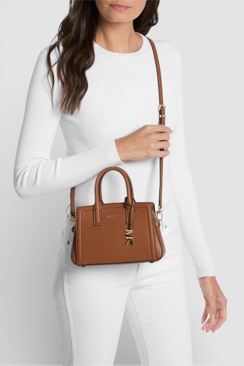 תמונת כל הלוק של תיק קרוסבודי